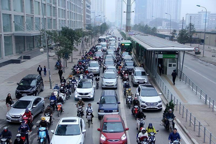 Giờ cao điểm phương tiện cá nhân lấn làn khiến BRT không thoát được cảnh ùn tắc