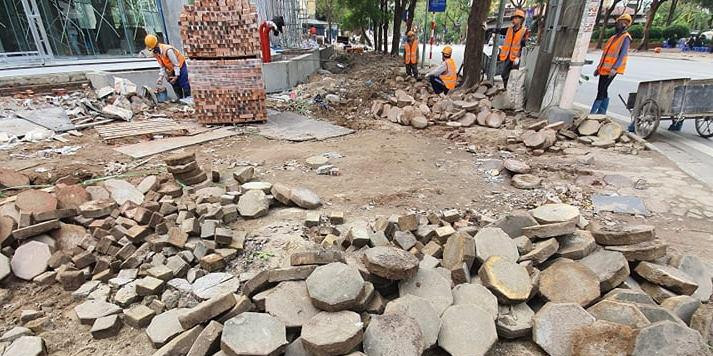 Quận Hoàng Mai yêu cầu đơn vị băm nát vỉa hè phải trả như cũ trong 10 ngày