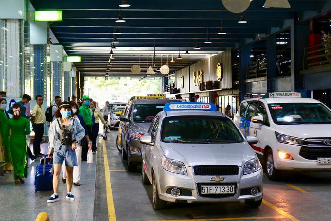 Khách chờ đón taxi ở làn D sân bay Tân Sơn Nhất