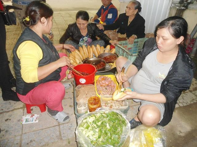 Nhiều người dân Huế lâu nay vẫn chọn vỉa hè làm nơi mưu sinh Nhiều người dân Huế lâu nay vẫn chọn vỉa hè làm nơi mưu sinh