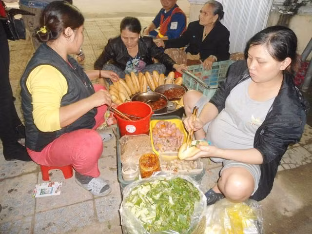 Nhiều người dân Huế lâu nay vẫn chọn vỉa hè làm nơi mưu sinh