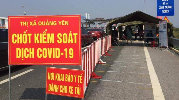Chốt kiểm soát dịch Covid-19 tại trạm thu phí cầu Bạch Đằng trên cao tốc Hải Phòng - Hạ Long