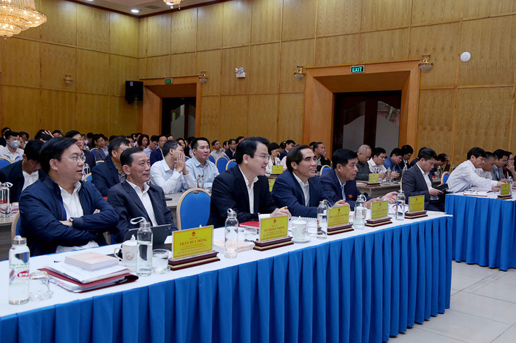 Tại điểm cầu Bộ Kế hoạch và Đầu tư, Bộ trưởng Nguyễn Chí Dũng cùng toàn thể lãnh đạo Bộ, lãnh đạo các đơn vị và đảng viên tham dự Hội nghị