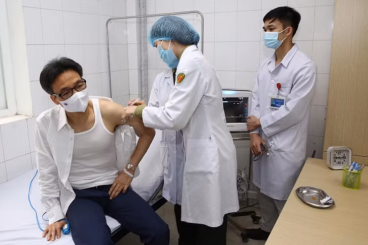 Phó Thủ tướng Vũ Đức Đam tiêm thử mũi hai vaccine Nano Covax