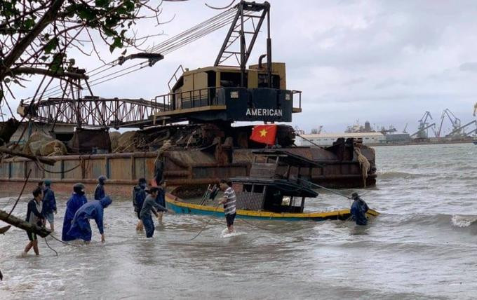 Sà lan trôi dạt vào bờ đâm chìm tàu cá của người dân