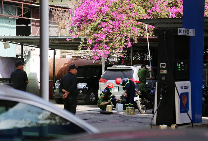 Cảnh sát thu mẫu xăng