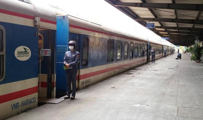 Đường sắt tổ chức chạy hàng chục tàu khách tăng cường trên các tuyến khu vực phía Bắc dịp nghỉ lễ 30/4 và 1/5 Đường sắt tổ chức chạy hàng chục tàu khách tăng cường trên các tuyến khu vực phía Bắc dịp nghỉ lễ 30/4 và 1/5