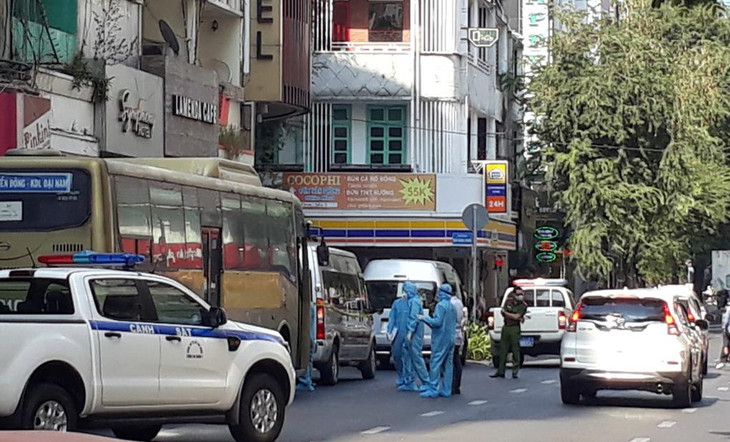 Lực lượng chức năng đưa người Trung Quốc nhập cảnh trái phép đi cách ly tập trung