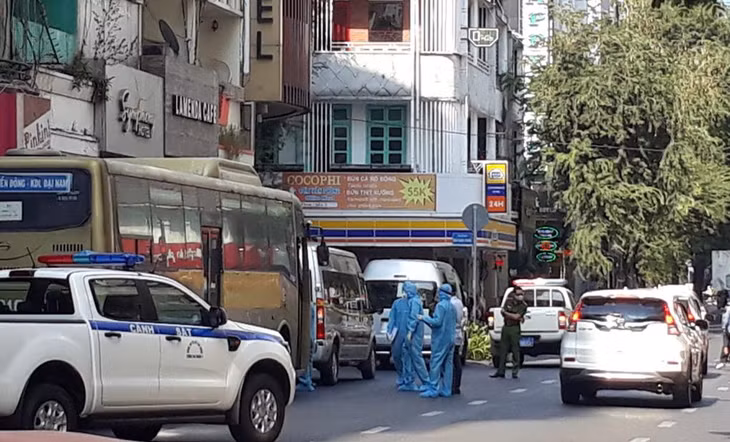 Lực lượng chức năng đưa người Trung Quốc nhập cảnh trái phép đi cách ly tập trung