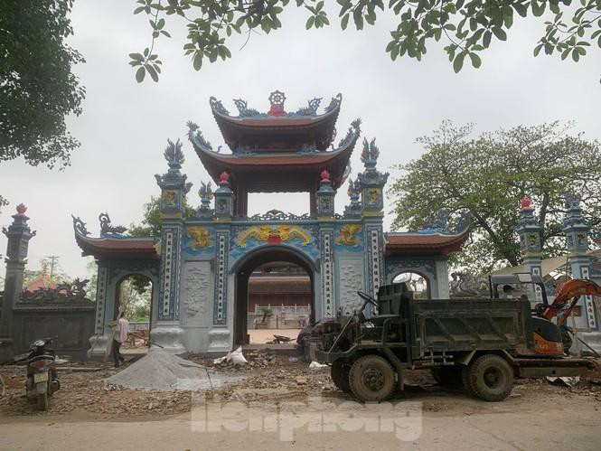 Cổng chùa, đền được tu sửa với dự án 2 tỷ đồng, số tiền thôn trích ra từ việc bán gỗ sưa trước đó