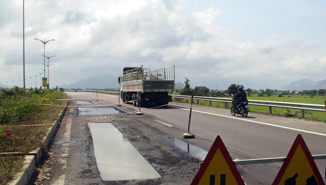 Đơn vị nhà thầu thi công đang tiến hành khắc phục sửa chữa