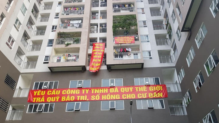 Dự án tòa nhà hỗn hợp AZ Sky Định khu đô thị mới Định Công (Hoàng Mai) nợ tiền sử dụng đất 97 tỷ đồng, tiền chậm nộp 41 tỷ đồng. Bức xúc vì chủ đầu tư trả chây ì làm sổ hồng, trả quỹ bảo trì cư dân băng rôn tại tòa nhà đòi quyền lợi. Dự án tòa nhà hỗn hợp AZ Sky Định khu đô thị mới Định Công (Hoàng Mai) nợ tiền sử dụng đất 97 tỷ đồng, tiền chậm nộp 41 tỷ đồng. Bức xúc vì chủ đầu tư trả chây ì làm sổ hồng, trả quỹ bảo trì cư dân băng rôn tại tòa nhà đòi quyền lợi.