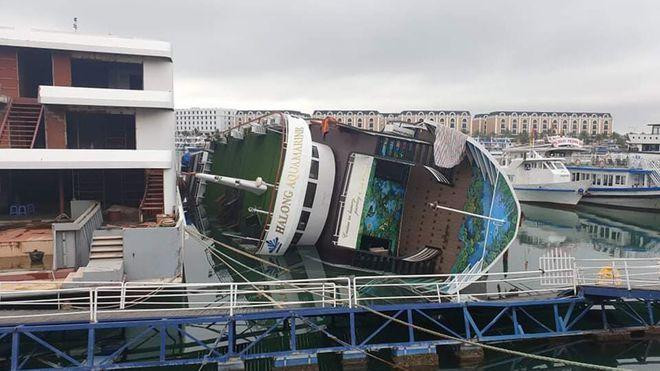 Theo các chủ tàu bên cạnh, nguyên nhân vụ việc tàu lật ngang có thể do lỗi kỹ thuật