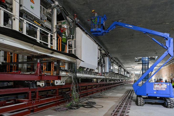 Chuyên gia nước ngoài và đội ngũ kỹ sư Việt Nam phối hợp hoàn thành việc lắp ráp robot đào ngầm tại nhà ga S9 (ga ngầm Kim Mã)