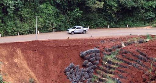 Taluy mặt đường Sao Bọng-Đăng Hà tại vị trí km 18+600 bị sạt lở xuống vực sâu