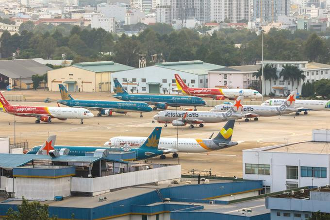 Máy bay đỗ tại sân bay Tân Sơn Nhất do giảm chuyến bay