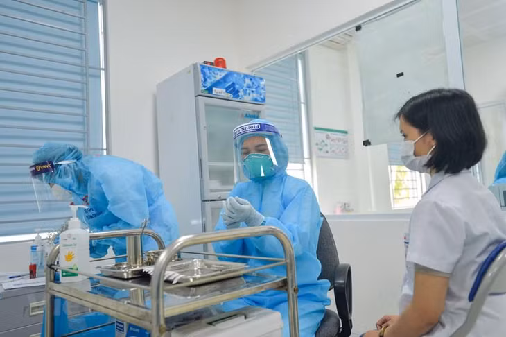 Những người được tiêm chủng đợt này là nhân viên y tế làm việc tại các cơ sở điều trị COVID-19. Họ trực tiếp điều trị, chăm sóc cho bệnh nhân COVID-19 hoặc có nguy cơ cao nhiễm. Ảnh: Vietnam+