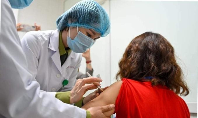 Cán bộ y tế tiến hành tiêm thử nghiệm vaccine COVID-19 Nano Covax