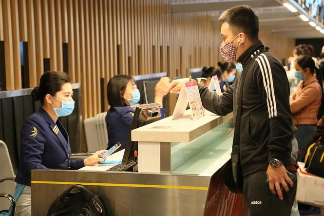 Trước đó, sau khi phát hiện một nhân viên an ninh tại sân bay nhiễm virus SARS CoV-2, Cảng hàng không quốc tế Vân Đồn tạm dừng hoạt động từ ngày 28/1. Từ ngày 2/2 đến nay, Quảng Ninh không ghi nhận ca nhiễm mới liên quan đến Cảng hàng không quốc tế Vân Đồn và chính thức gỡ bỏ cách ly tập trung cho sân bay từ ngày 17/2/2021.