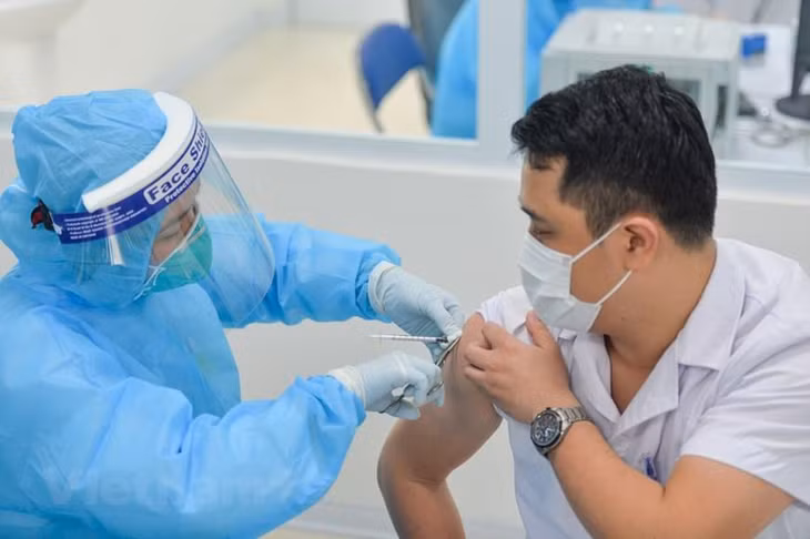 Trong đợt này, Bộ Y tế đã phân phối vaccine trước cho 13 tỉnh đang có dịch, gồm 14 Trung tâm Kiểm soát Bệnh tật và 21 cơ sở điều trị COVID-19. Ảnh: Vietnam+