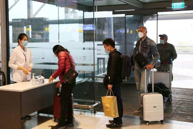 Việc mở cửa trở lại Cảng hàng không quốc tế Vân Đồn được sự chấp thuận của Bộ Giao thông vận tải dựa trên cơ sở đề xuất của Cục Hàng không và UBND tỉnh Quảng Ninh khi tình hình dịch bệnh COVID-19 tại sân bay đã được kiểm soát hoàn toàn.