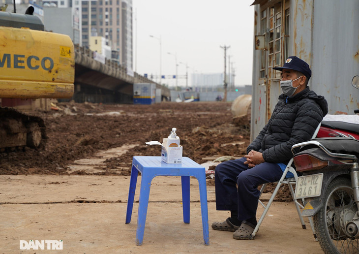 Để phòng tránh dịch bệnh Covid-19, trên công trường luôn có bàn đo thân nhiệt đối với tất cả cán bộ, công nhân viên ra vào công trường và khuyến cáo mọi người thực hiện đúng quy trình 5K của Bộ Y tế về công tác phòng chống dịch bệnh.