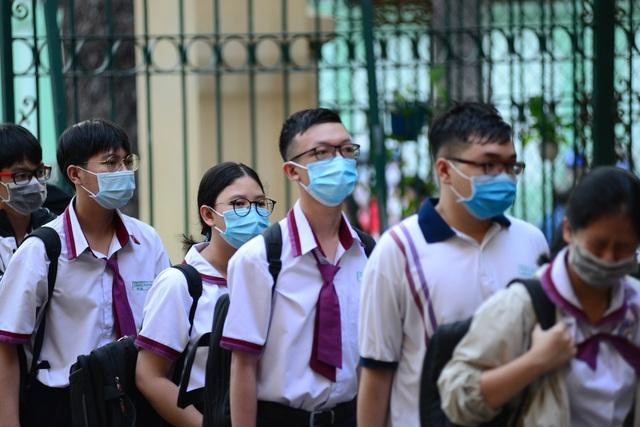 Học sinh Trường THPT Trưng Vương đeo khẩu trang cả khi đã vào lớp