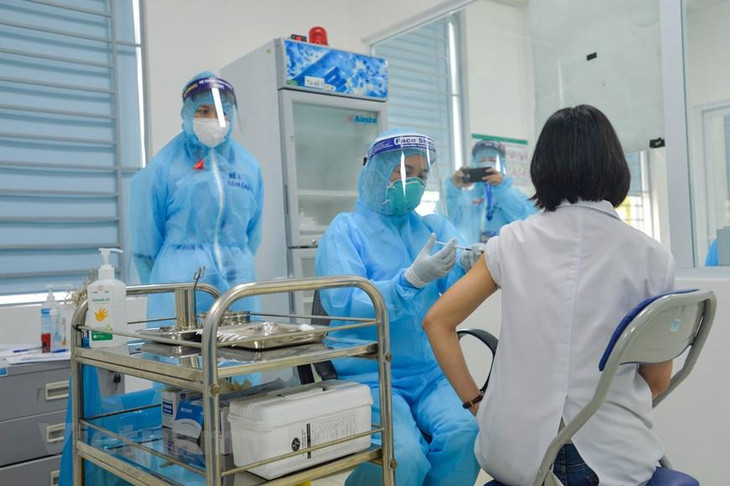 Ngoài ra, có 600 liều được sử dụng để kiểm định chất lượng, lưu mẫu tại đơn vị nhập khẩu cùng Viện Kiểm định Quốc gia Vaccine và Sinh phẩm y tế theo quy định. Ảnh: Vietnam+