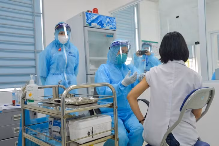 Ngoài ra, có 600 liều được sử dụng để kiểm định chất lượng, lưu mẫu tại đơn vị nhập khẩu cùng Viện Kiểm định Quốc gia Vaccine và Sinh phẩm y tế theo quy định. Ảnh: Vietnam+