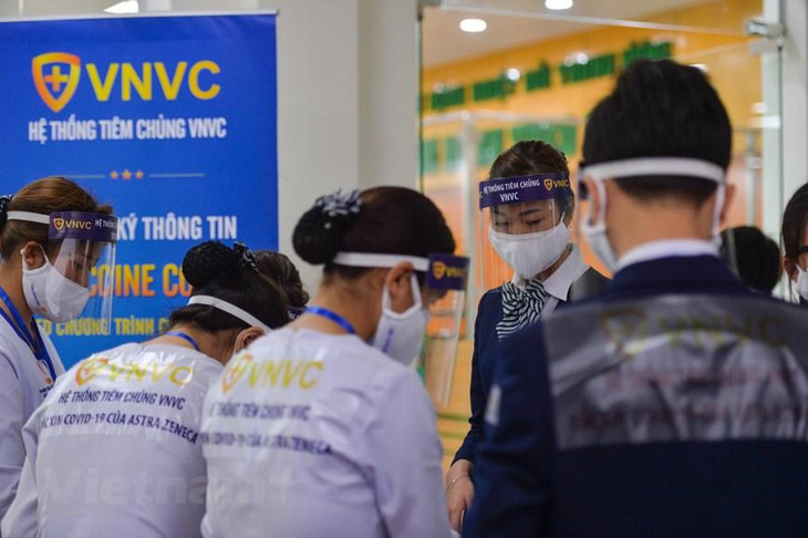 Đây là những người trực tiếp tiếp nhận, chăm sóc, điều trị bệnh nhân COVID-19 hoặc có tiếp xúc với các nguồn nguy cơ lây nhiễm COVID-19. Ảnh: Vietnam+