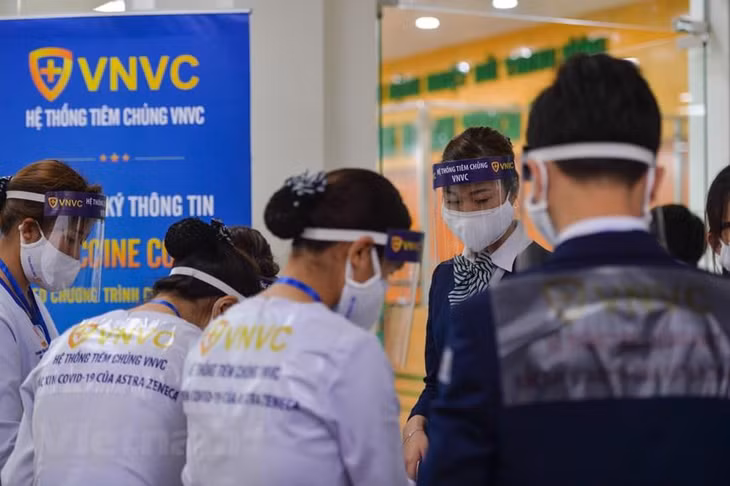 Đây là những người trực tiếp tiếp nhận, chăm sóc, điều trị bệnh nhân COVID-19 hoặc có tiếp xúc với các nguồn nguy cơ lây nhiễm COVID-19. Ảnh: Vietnam+