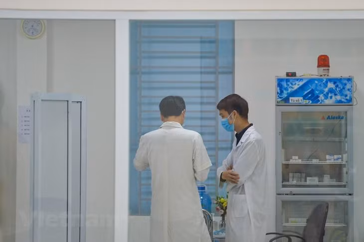 Bác sĩ Vũ Minh Điền, Phó giám đốc Trung tâm phòng chống dịch và tiêm chủng vaccine, Bệnh viện Bệnh Nhiệt đới Trung ương cho biết cả đợt bệnh viện có 420 nhân viên y tế tiêm. Ảnh: Vietnam+