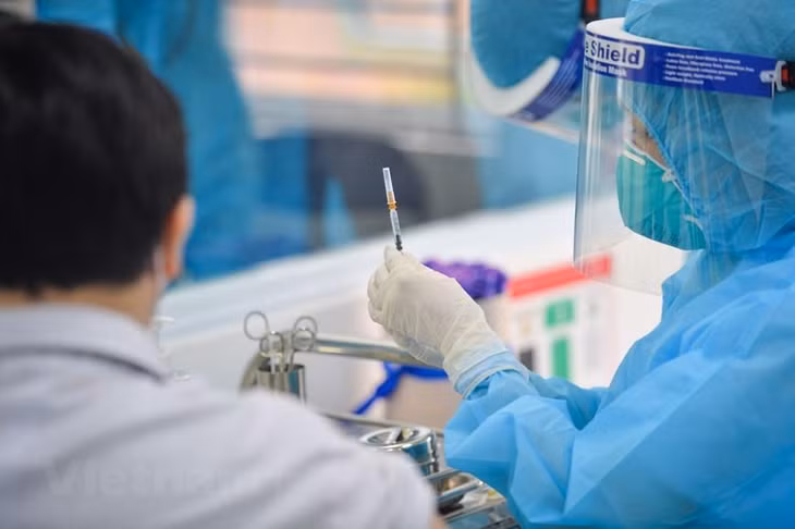 Theo kế hoạch của Bộ Y tế, Bệnh viện Bệnh Nhiệt đới Trung ương được phân bổ 450 liều vaccine trong tổng số 117.600 liều vaccine COVID-19 của AstraZeneca.Ảnh: Vietnam+