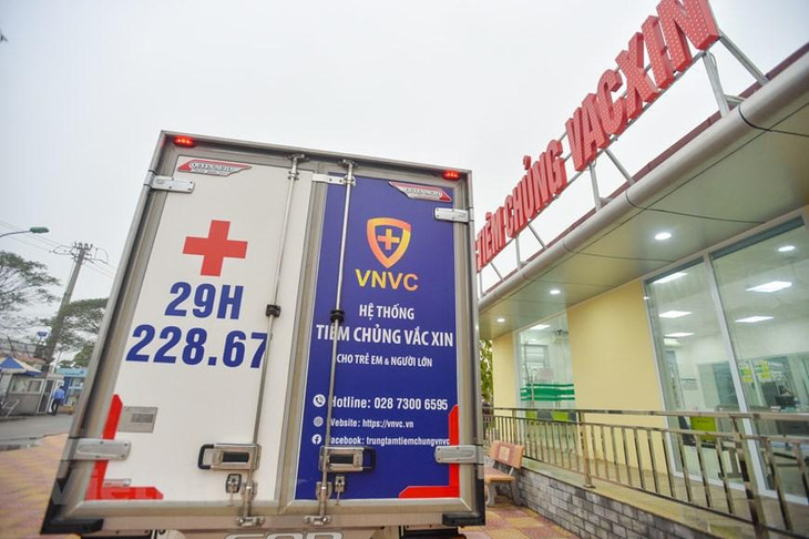 Tại Hà Nội, xe chuyên dụng cũng đưa vaccine đến Bệnh viện Bệnh Nhiệt đới Trung ương cơ sở 2, để chuẩn bị tiêm. Ảnh: Vietnam+