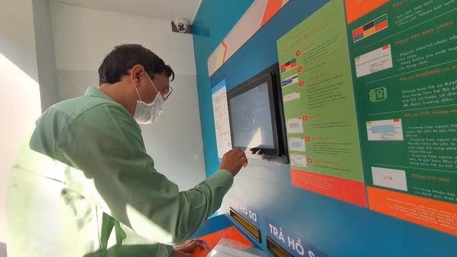 Người dân sử dụng máy tiếp nhận - trả hồ sơ trong ngày đầu vận hành