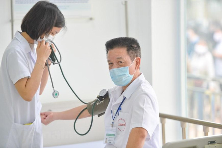 Bộ Y tế khuyến cáo mỗi người tiêm đủ hai liều vaccine AstraZeneca. Mũi tiêm thứ hai cách mũi thứ nhất 12 tuần. Ảnh: Vietnam+