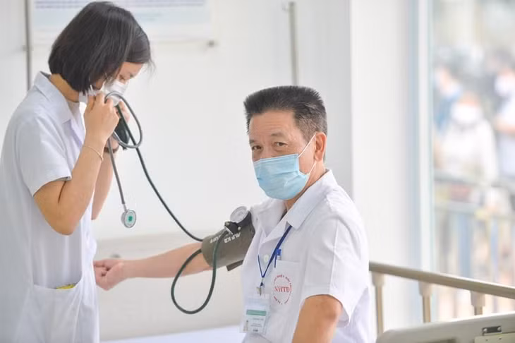 Bộ Y tế khuyến cáo mỗi người tiêm đủ hai liều vaccine AstraZeneca. Mũi tiêm thứ hai cách mũi thứ nhất 12 tuần. Ảnh: Vietnam+