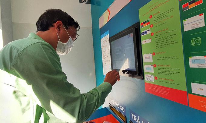 Máy tiếp nhận hồ sơ tự động ở UBND Quận 6 để hạn chế tiếp xúc trực tiếp, phòng chống dịch