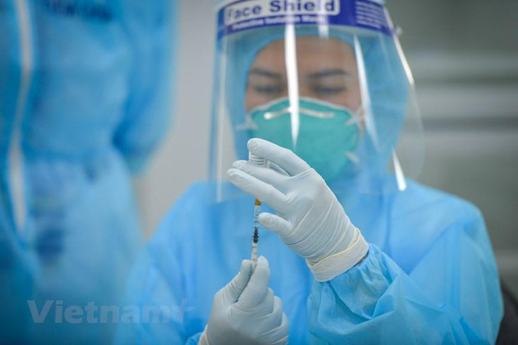 Bộ Y tế cũng yêu cầu các điểm tiêm chủng chuẩn bị đầy đủ cơ sở vật chất, dây chuyền lạnh bảo quản vaccine đảm bảo yêu cầu. Điểm tiêm chủng cũng phải trang bị hộp chống sốc, phòng trường hợp xảy ra tai biến sau tiêm. Ảnh: Vietnam+