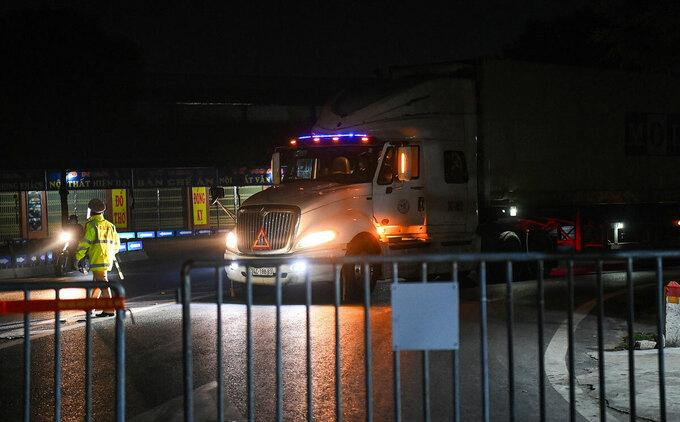 Container phải quay đầu trước chốt kiểm soát khi Hải Dương cách ly xã hội 15 ngày