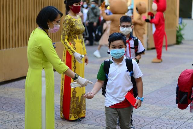 Học sinh tại TPHCM trong ngày đầu đi học trở lại