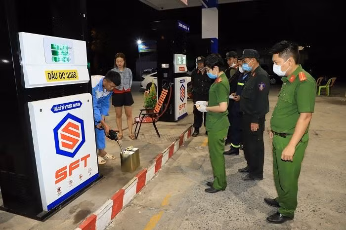 Công an kiểm tra một cây xăng liên quan đến đường dây làm xăng giả