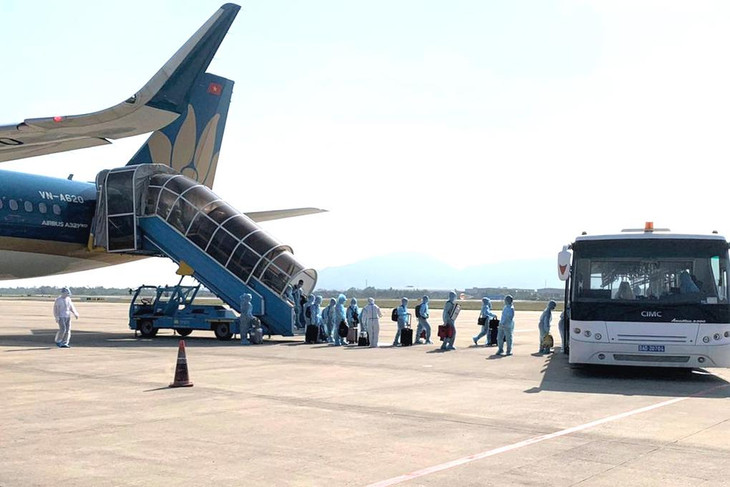 Máy bay hạ cánh ở sân bay Đà Nẵng