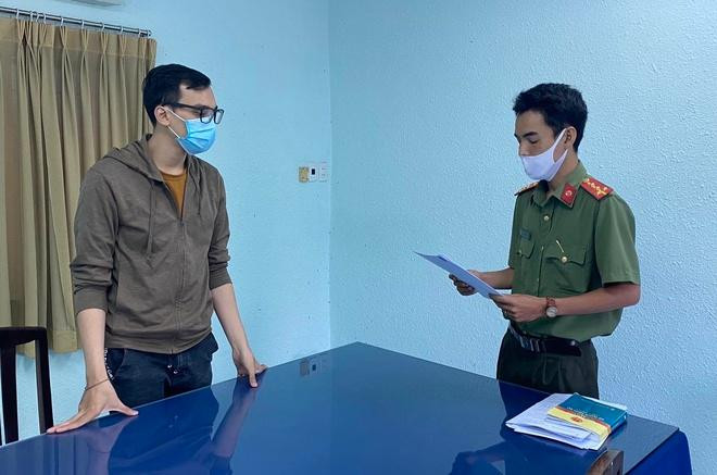 Công an TP.HCM tống đạt quyết định khởi tố bị can đối với Dương Tấn Hậu