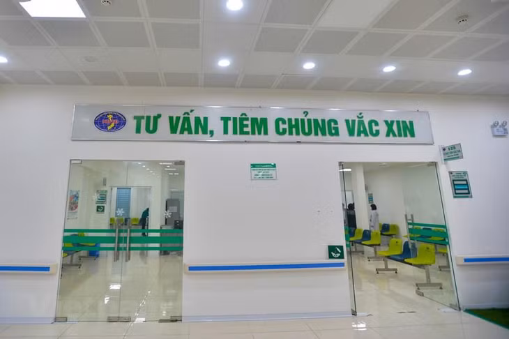 Sáng 8/3, Bộ Y tế bắt đầu triển khai tiêm vaccine AstraZeneca phòng COVID-19 tại nhiều điểm trên cả nước như: Bệnh viện Bệnh Nhiệt đới Trung ương, Bệnh viện Bệnh Nhiệt đới Thành phố Hồ Chí Minh và tại tỉnh Hải Dương. Ảnh: Vietnam+