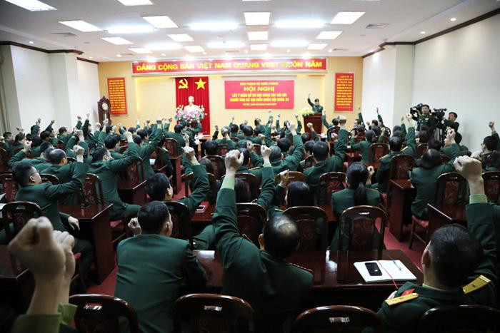 Cử tri biểu quyết giới thiệu Thượng tướng Nguyễn Tân Cương ứng cử ĐBQH khóa XV Cử tri biểu quyết giới thiệu Thượng tướng Nguyễn Tân Cương ứng cử ĐBQH khóa XV