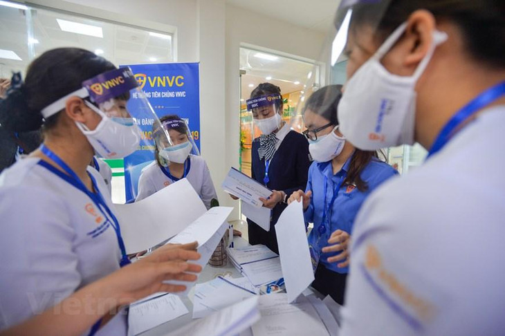 Bệnh viện Bệnh Nhiệt đới Trung ương bố trí 3 bàn tiêm tại Phòng Tiêm chủng, Trung Tâm Phòng chống dịch. Ảnh: Vietnam+