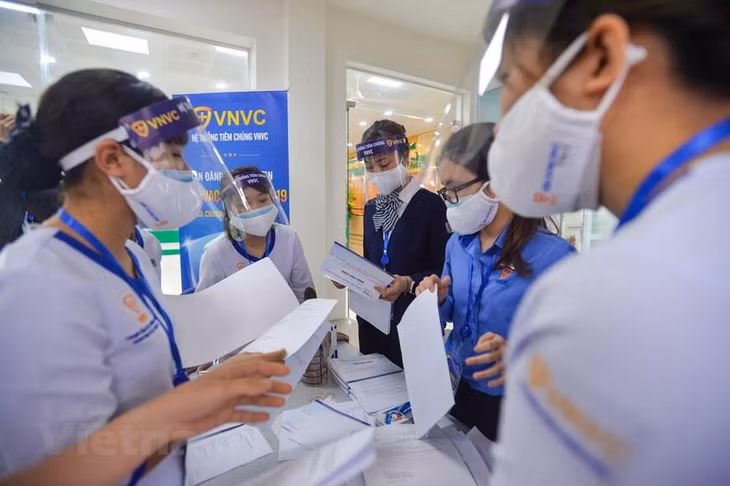 Bệnh viện Bệnh Nhiệt đới Trung ương bố trí 3 bàn tiêm tại Phòng Tiêm chủng, Trung Tâm Phòng chống dịch. Ảnh: Vietnam+