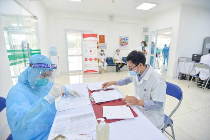 Những người thuộc diện tiêm sẽ được khám sàng lọc kỹ lưỡng. Nếu bị ho, sốt, khó thở sẽ không tiến hành tiêm. Ảnh: Vietnam+