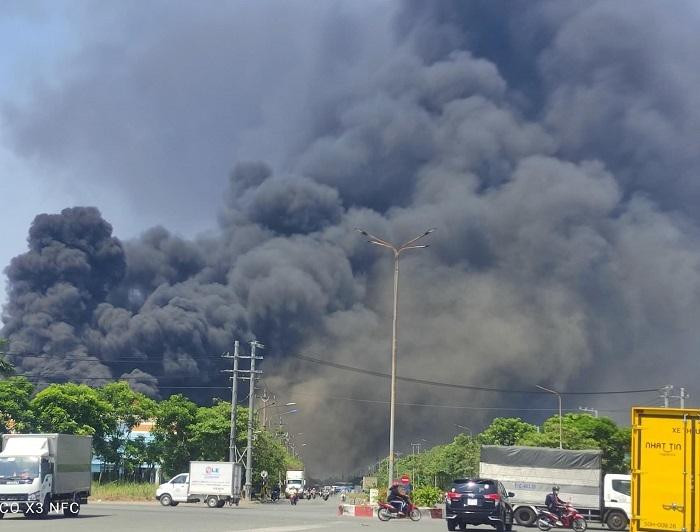 Khói lửa bao trùm xưởng sản xuất 4.000 m2 của Công ty Tôn Hoa Sen tại Khu công nghiệp Sóng Thần 2